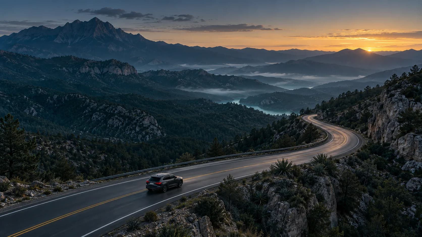 Un vehículo recorre una carretera entre montañas, imagen ilustrativa