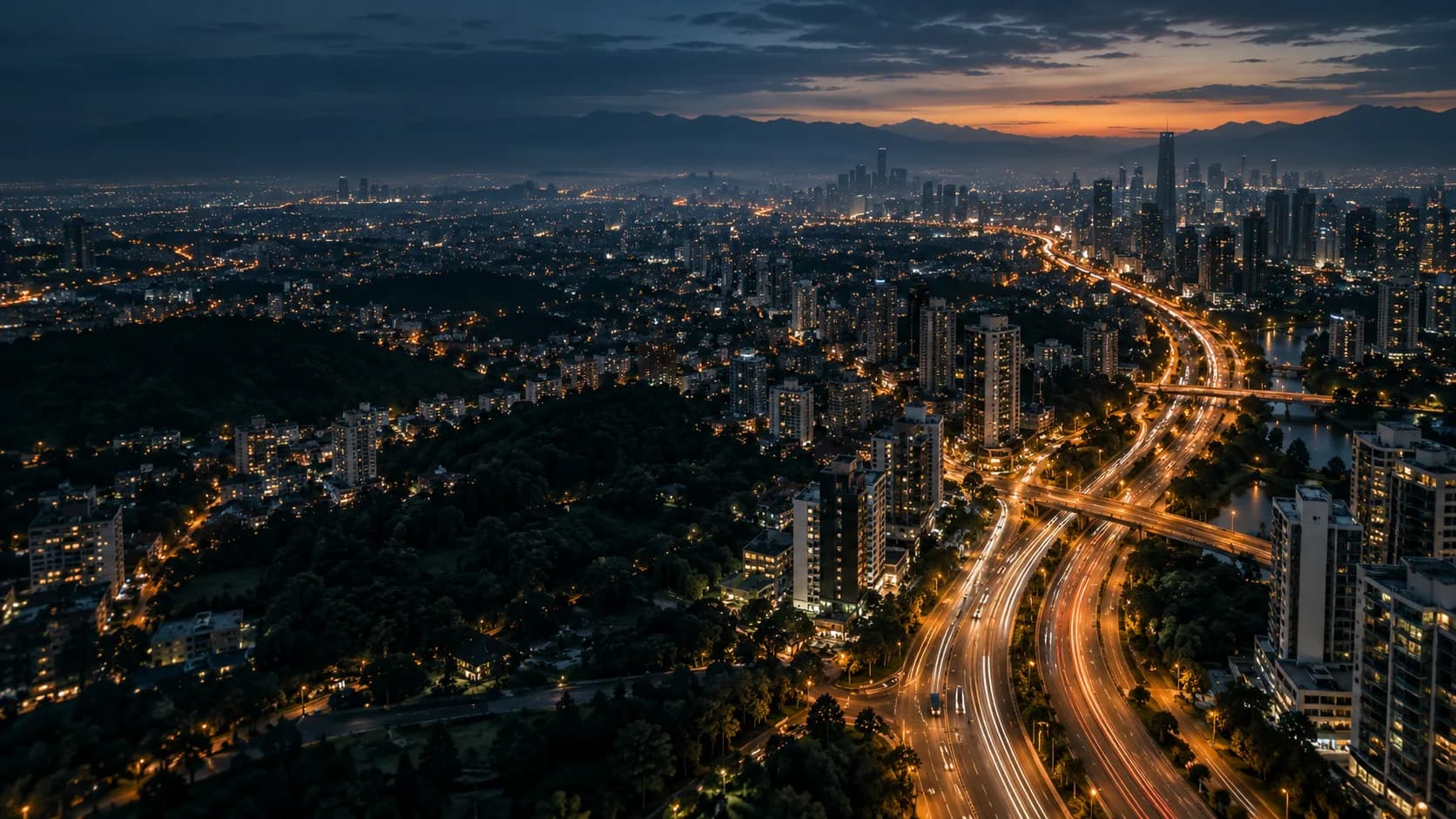 Ciudad y vías iluminadas al anochecer, imagen ilustrativa